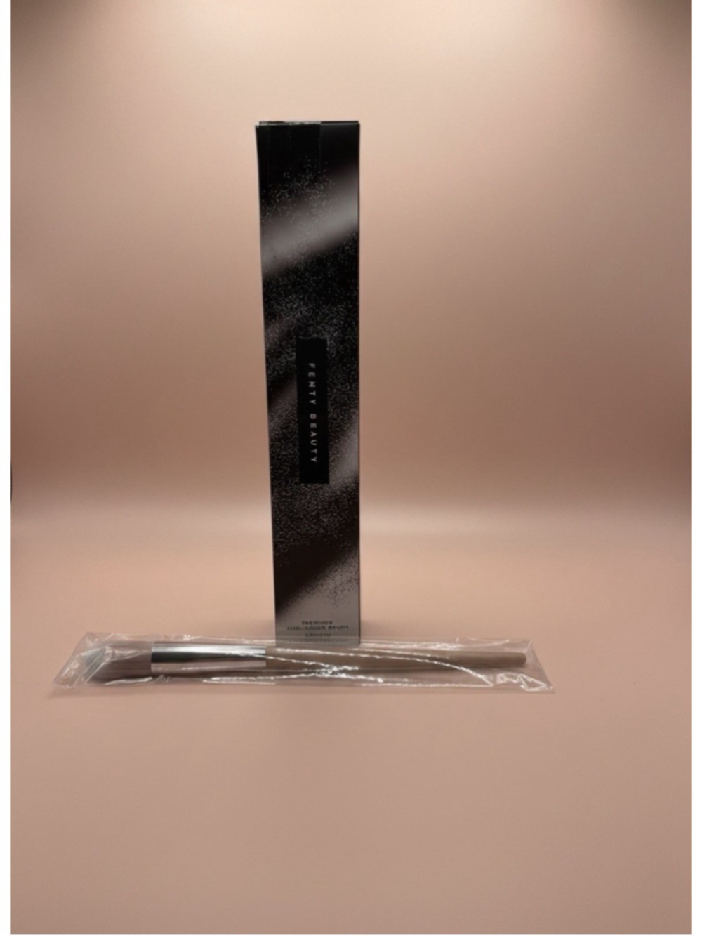 Fenty Beauty Highlighter Brush 135 NIB - Picture 2 of 7
